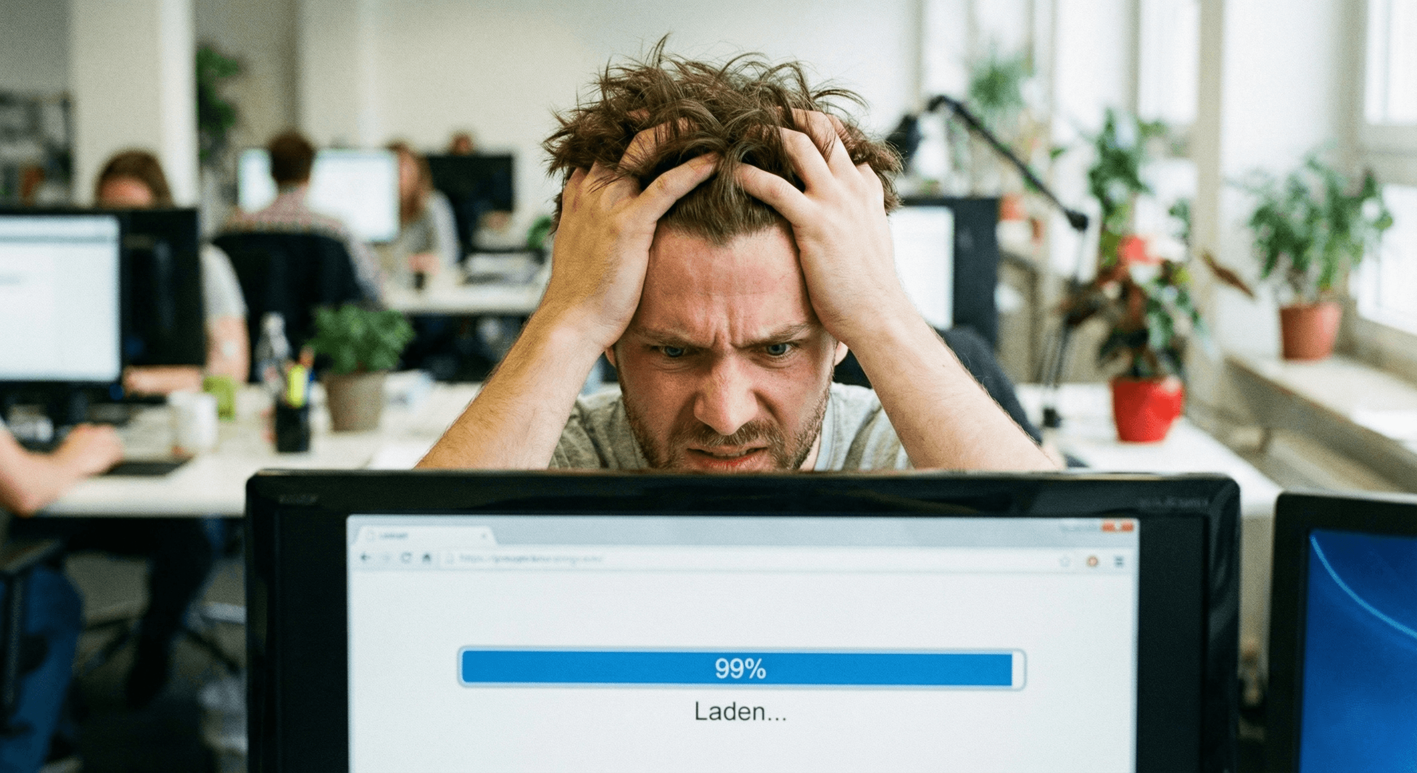 Gefrustreerde man kijkt naar trage computer met laadbalk op het scherm.