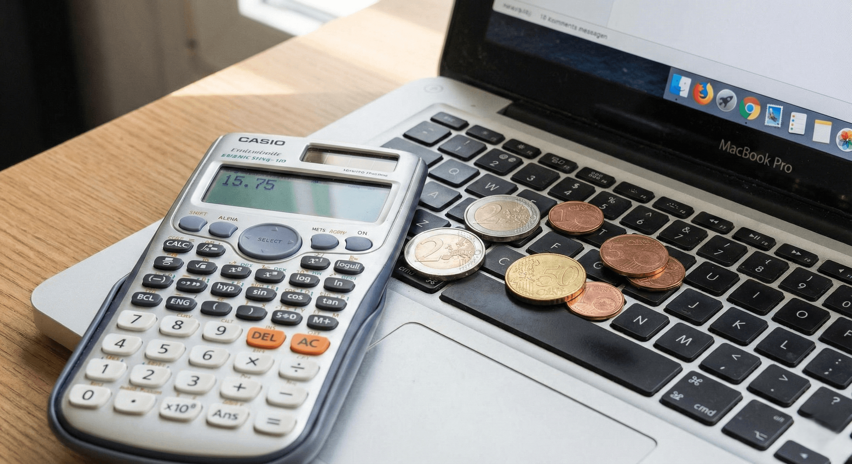 Kosten berekenen voor laptop reparatie met rekenmachine en geld.